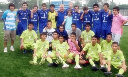 The winning Regents School team pose for a photo with beaten finalists Pattaya Orphanage.